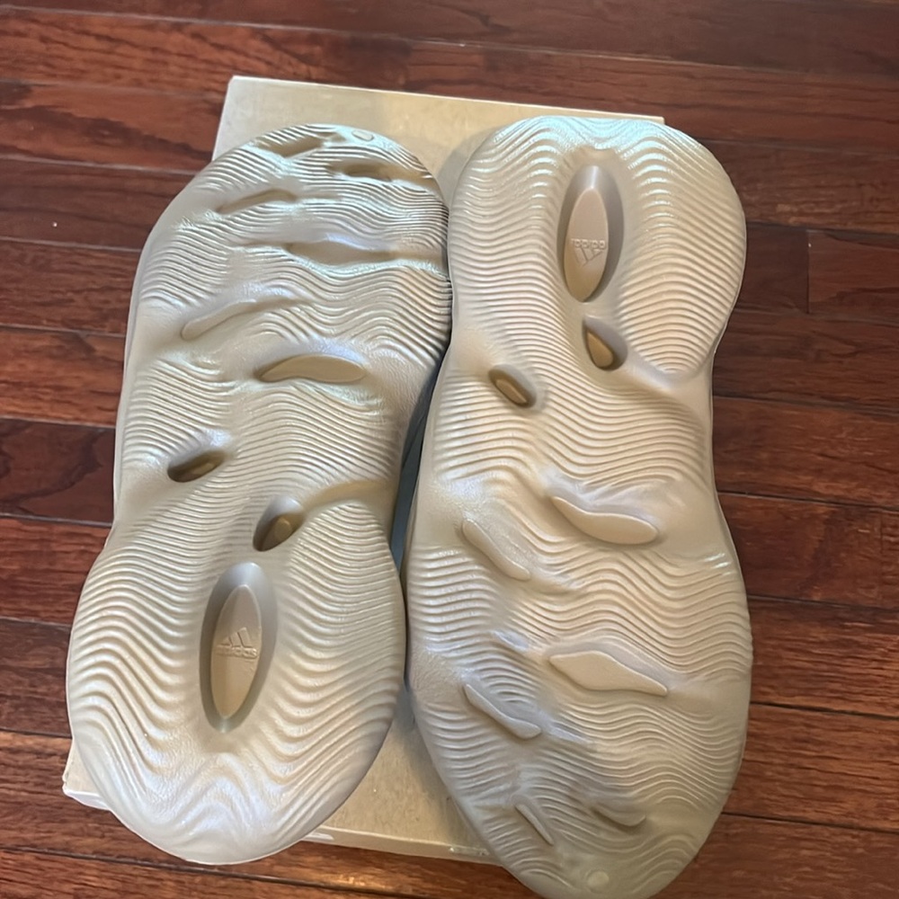 Yeezy Foam RNR - Picture 5 of 8